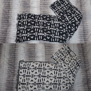 Black & white reversible scarf w/ geometric design